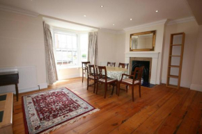 Townhouse in Cowes Old Town, terrace and sea views